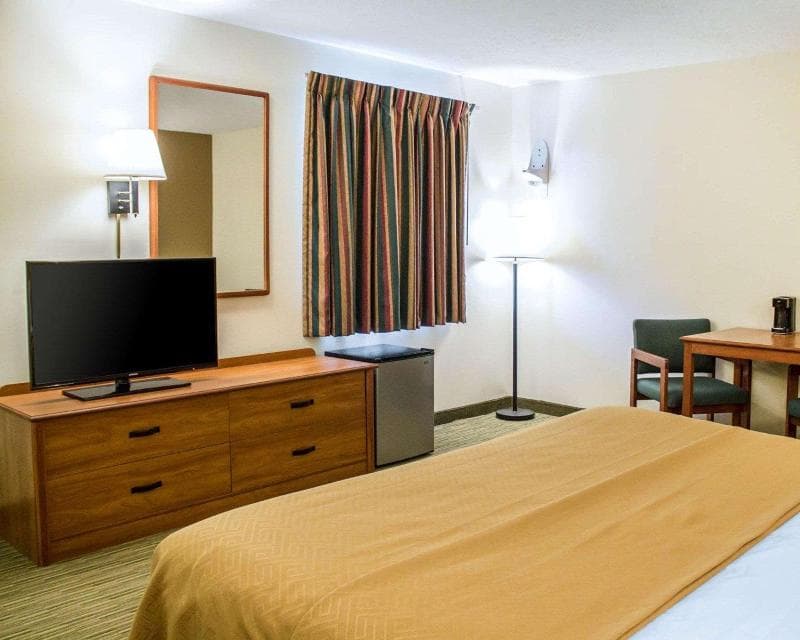 Econo Lodge Elkhart 3