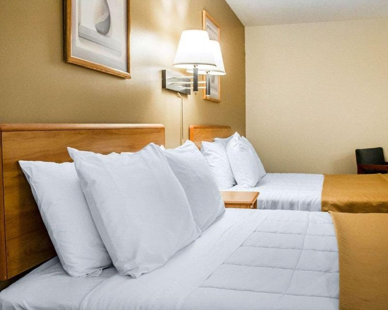 Econo Lodge Elkhart 4