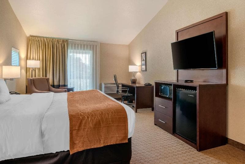 Comfort Inn & Suites 4