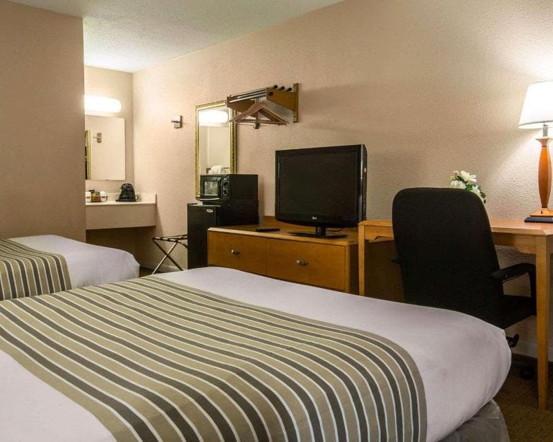 Econo Lodge At Ft. Benning 3