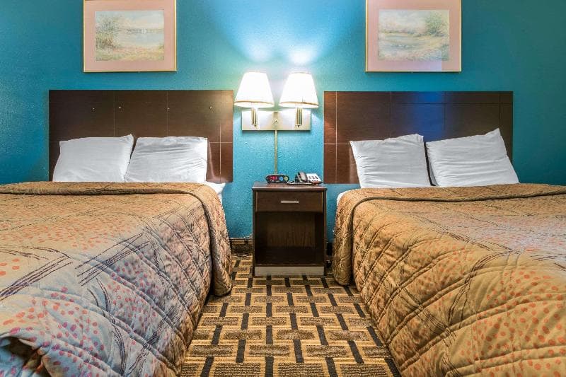 Econo Lodge Inn & Suites I-65 2