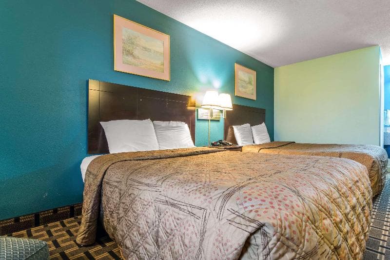Econo Lodge Inn & Suites I-65 3