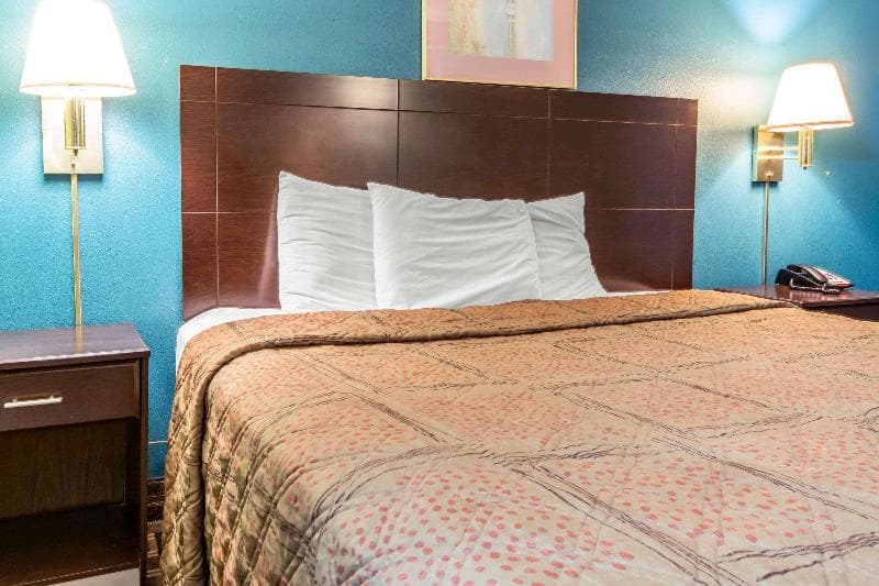 Econo Lodge Inn & Suites I-65 4