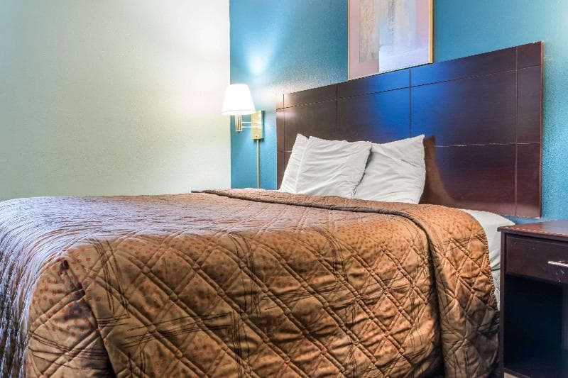 Econo Lodge Inn & Suites I-65 5