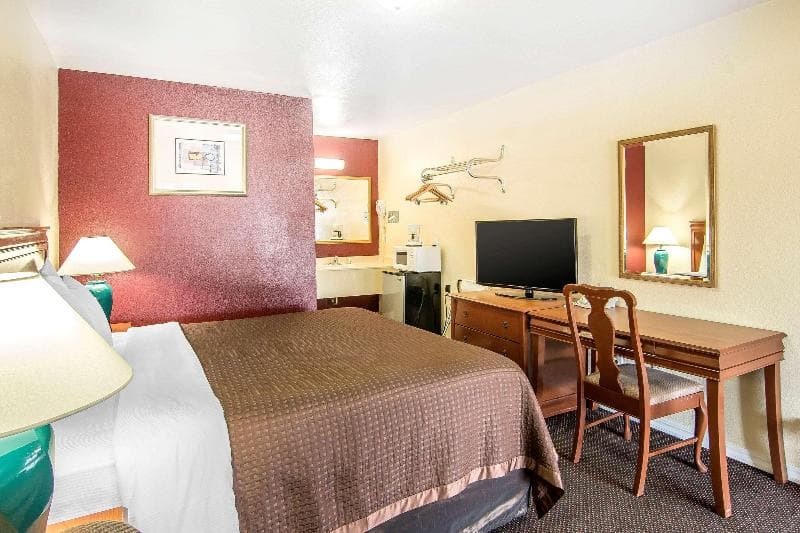 Rodeway Inn Medford 3