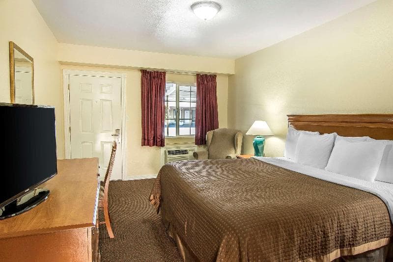 Rodeway Inn Medford 4