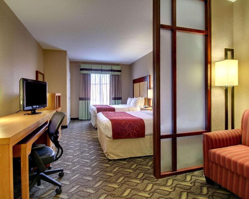 Comfort Suites Airport 2