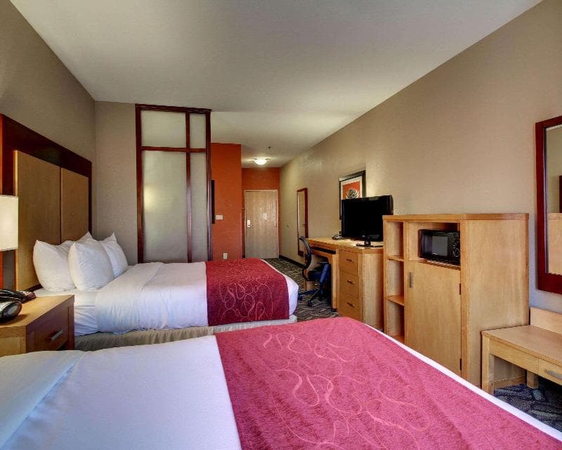 Comfort Suites Airport 4