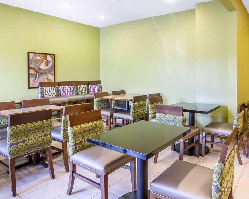 Comfort Inn & Suites Near Tinley Park Amphitheater 3