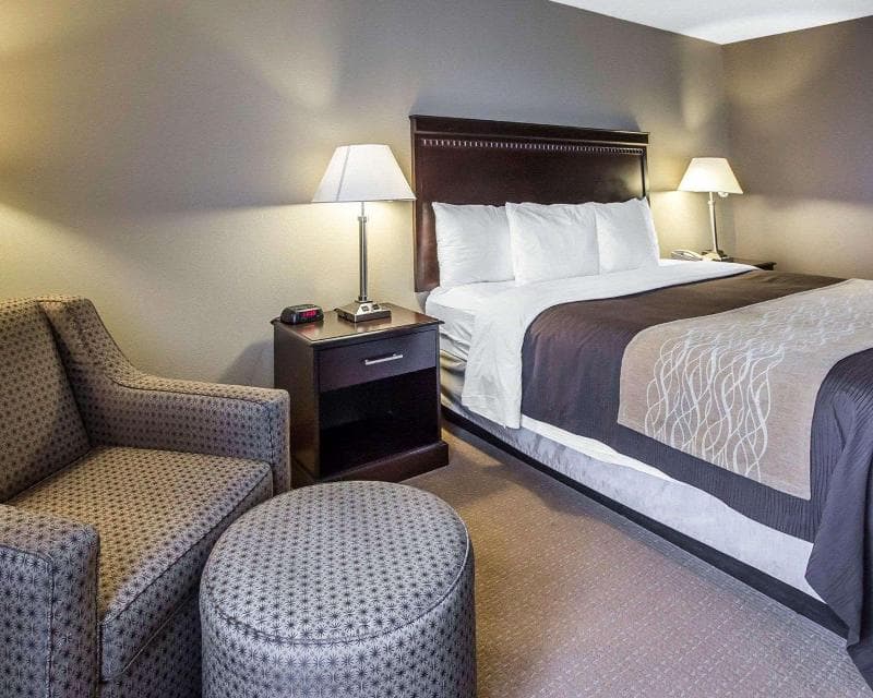Comfort Inn & Suites Near Tinley Park Amphitheater 4