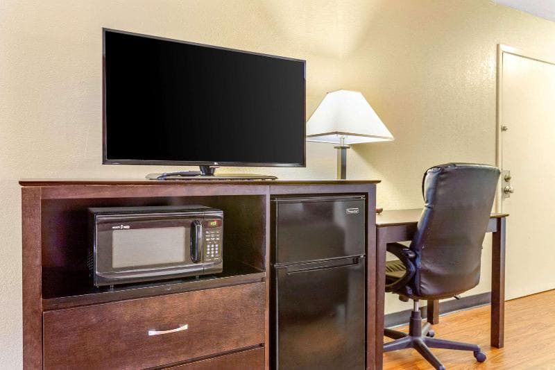 Econo Lodge Burlington I-40 4