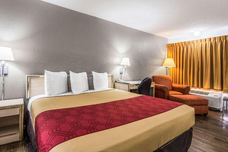 Econo Lodge Airport I-35 North 2