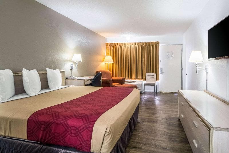 Econo Lodge Airport I-35 North 3