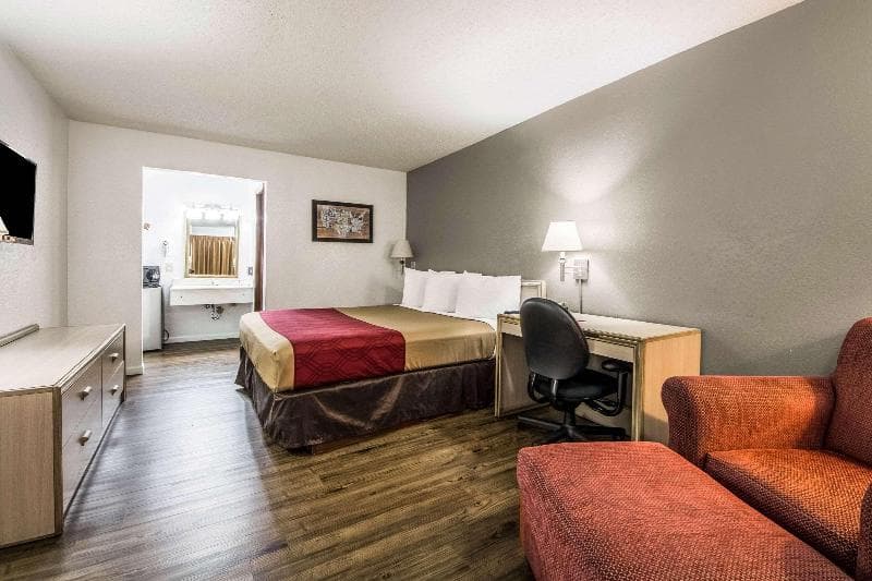 Econo Lodge Airport I-35 North 4