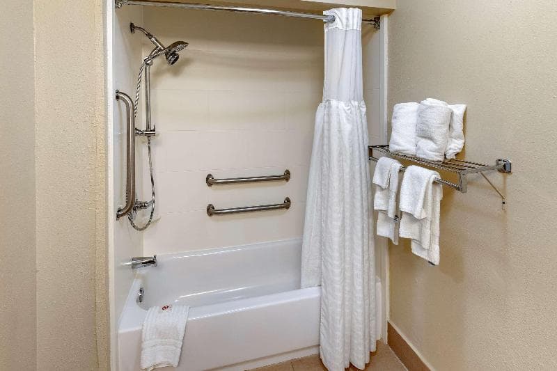 Comfort Inn & Suites 4