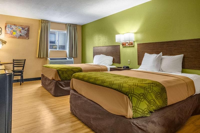 Econo Lodge 3