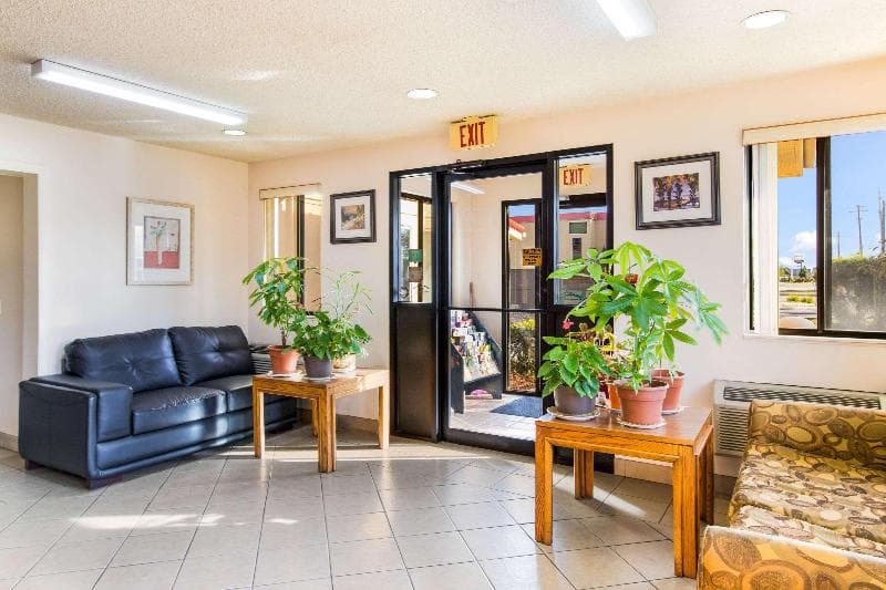Econo Lodge Norwalk 2