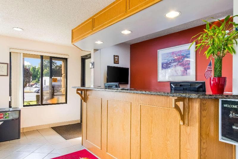 Econo Lodge Norwalk 5