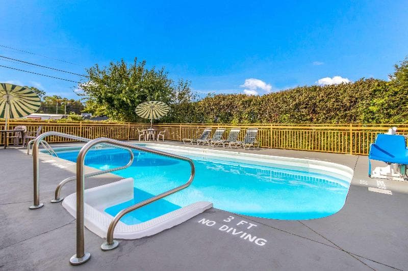 Econo Lodge Norwalk 3