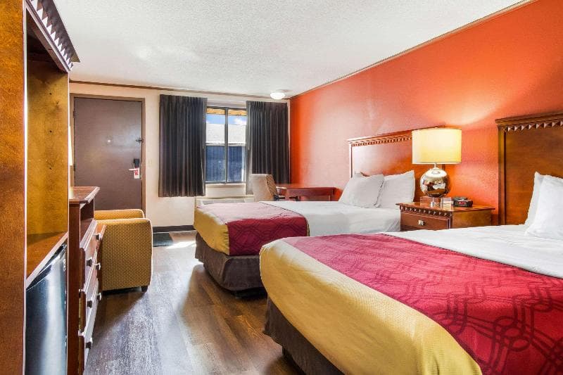 Econo Lodge Norwalk 4