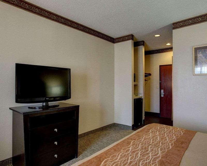 Comfort Inn And Suites 2