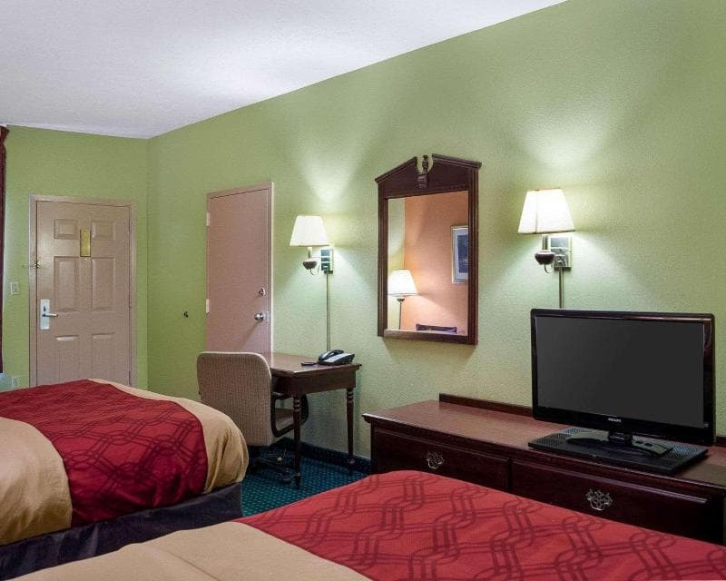 Econo Lodge Canton 4