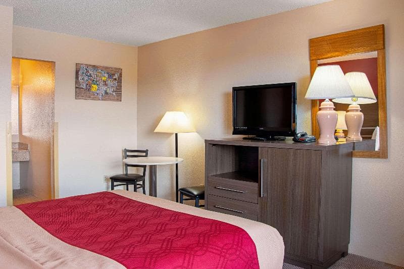Econo Lodge 3