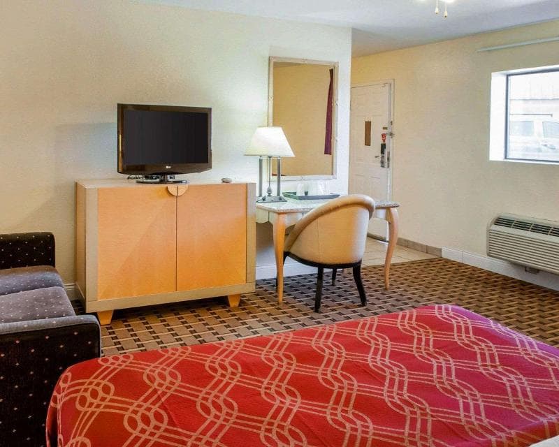 Econo Lodge Clovis main