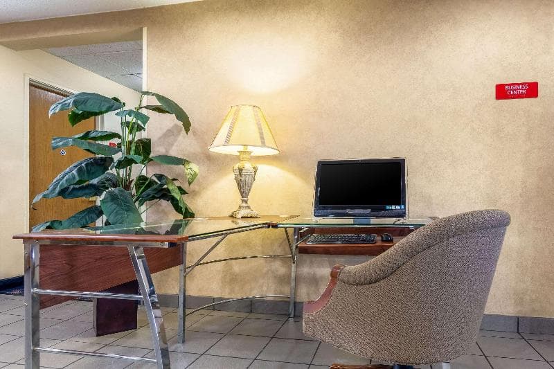Econo Lodge Inn & Suites main