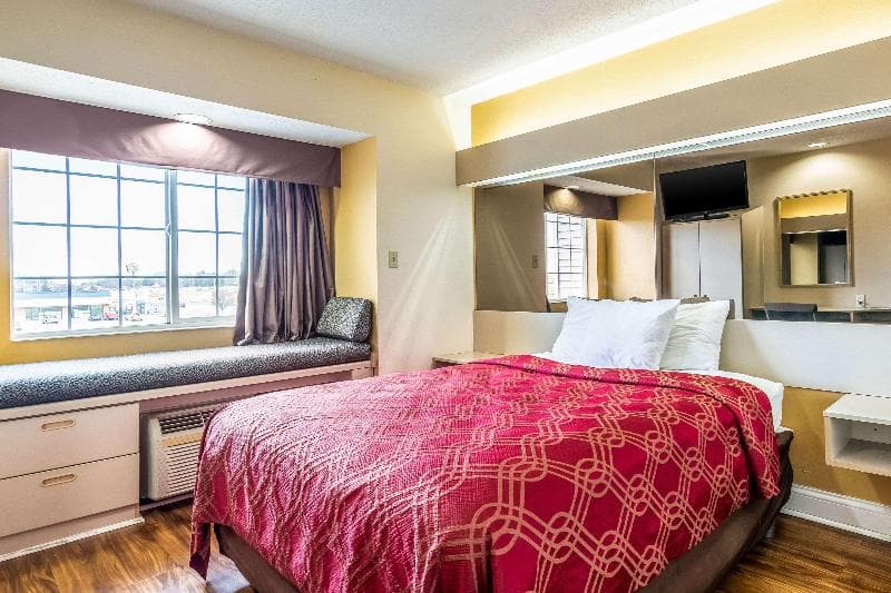 Econo Lodge Inn & Suites 4