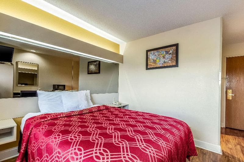 Econo Lodge Inn & Suites 5
