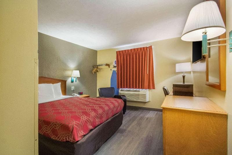Econo Lodge Lansing photo 1