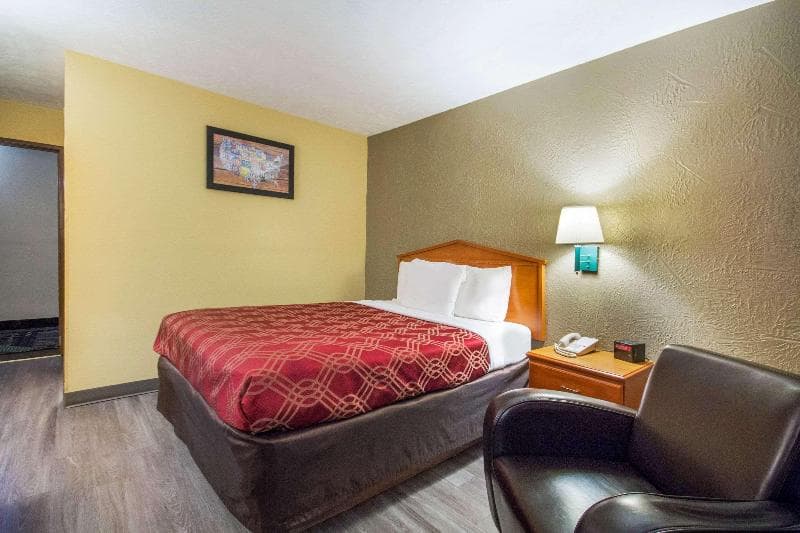 Econo Lodge Lansing 3