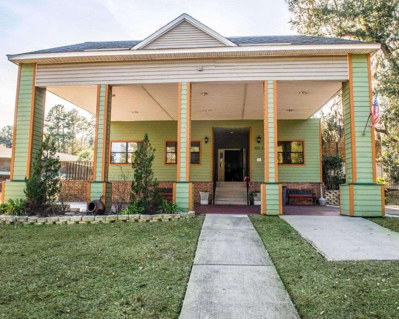 Suburban Studios Tallahassee near University 5