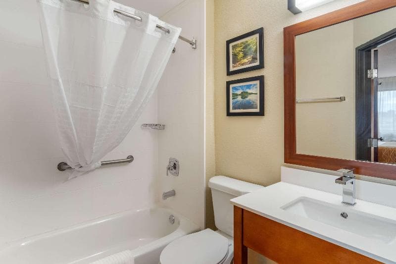 Comfort Inn & Suites photo 1