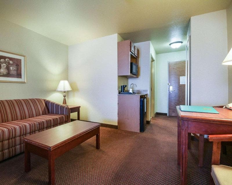 Comfort Inn & Suites 4