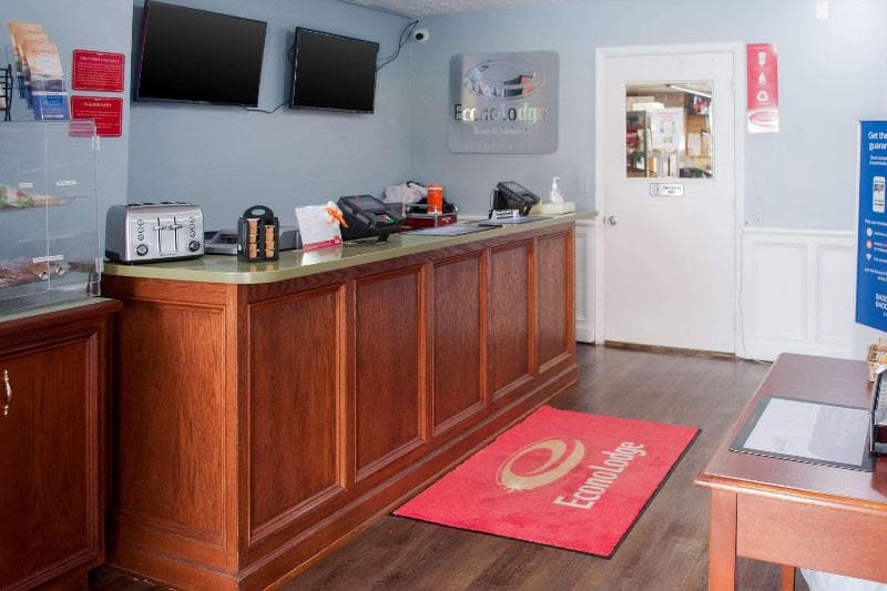 Econo Lodge Inn & Suites Cedar Point South 3