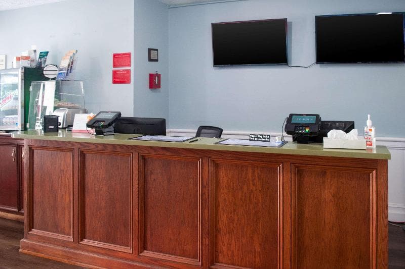Econo Lodge Inn & Suites Cedar Point South 5