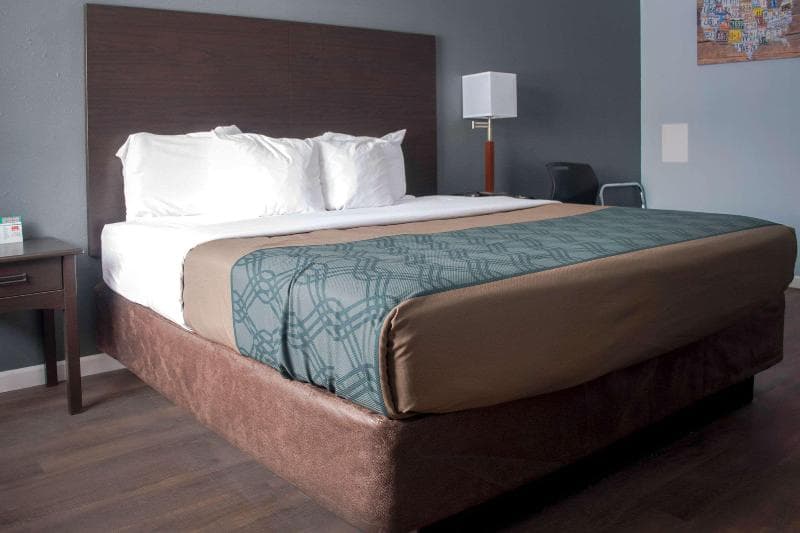 Econo Lodge Inn & Suites Cedar Point South 2