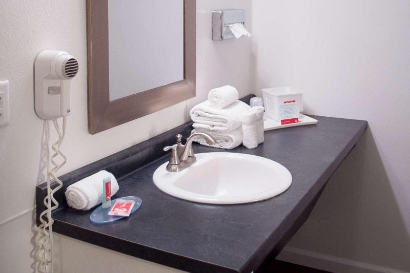 Econo Lodge Inn & Suites Cedar Point South 4