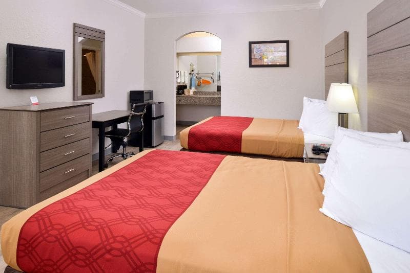 Econo Lodge & Suites photo 1