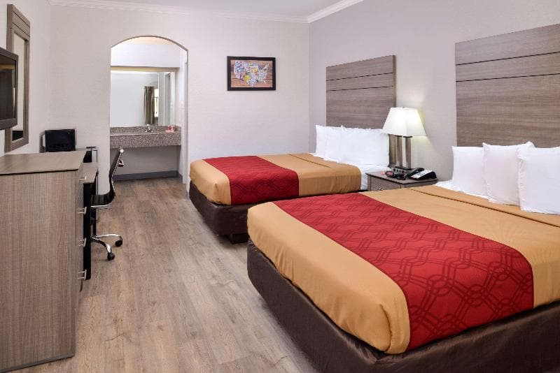 Econo Lodge & Suites 2