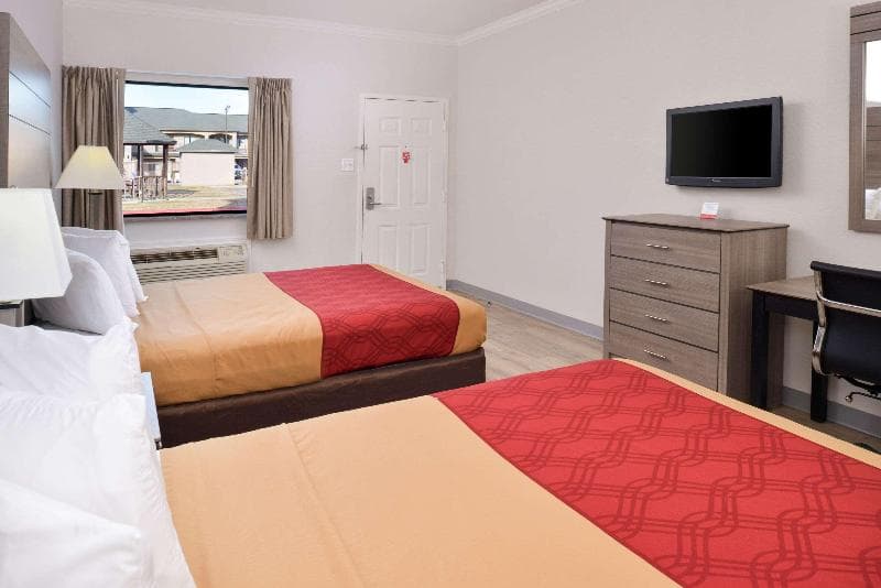 Econo Lodge & Suites 3