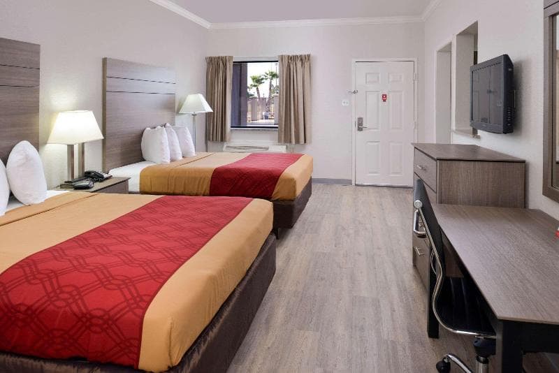 Econo Lodge & Suites 4