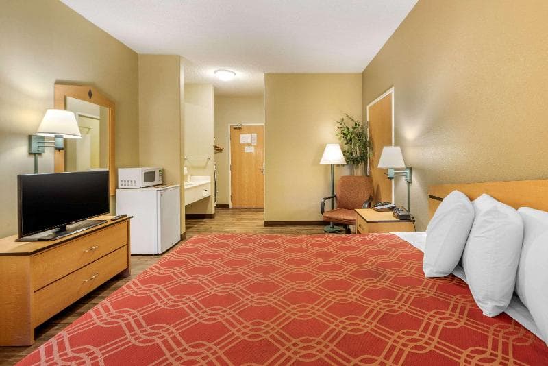 Econo Lodge Airport 1