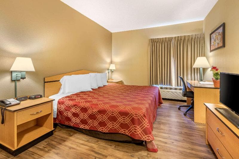 Econo Lodge Airport 2