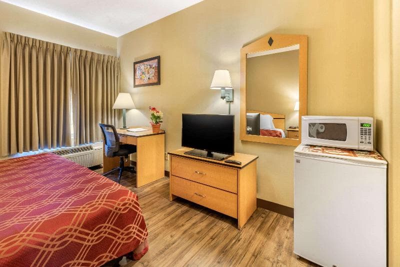Econo Lodge Airport 3