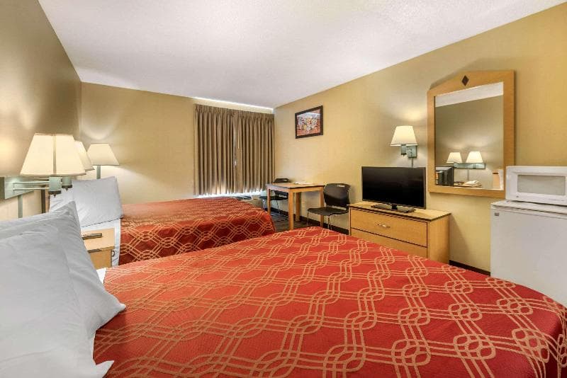 Econo Lodge Airport 4