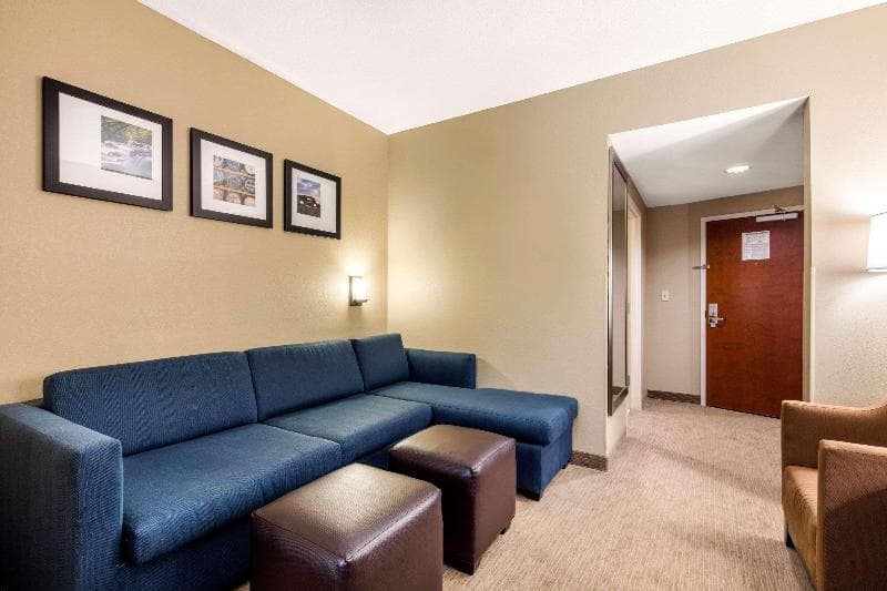 Comfort Suites Manchester 4