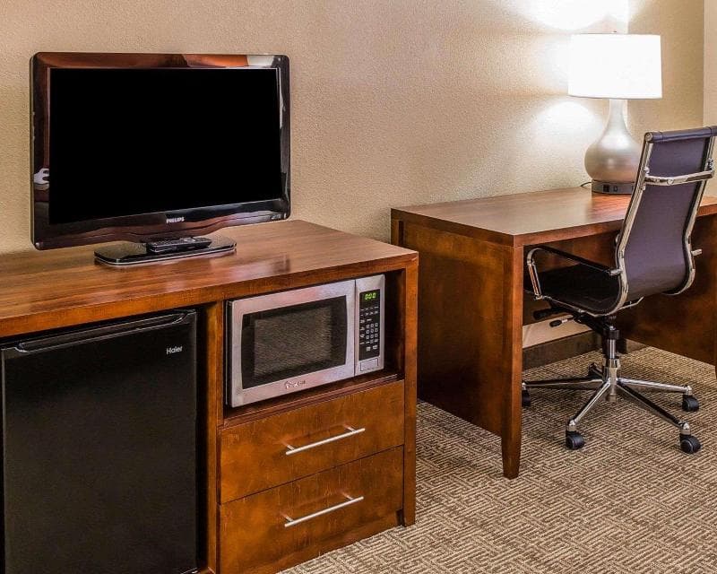 Comfort Inn & Suites 4